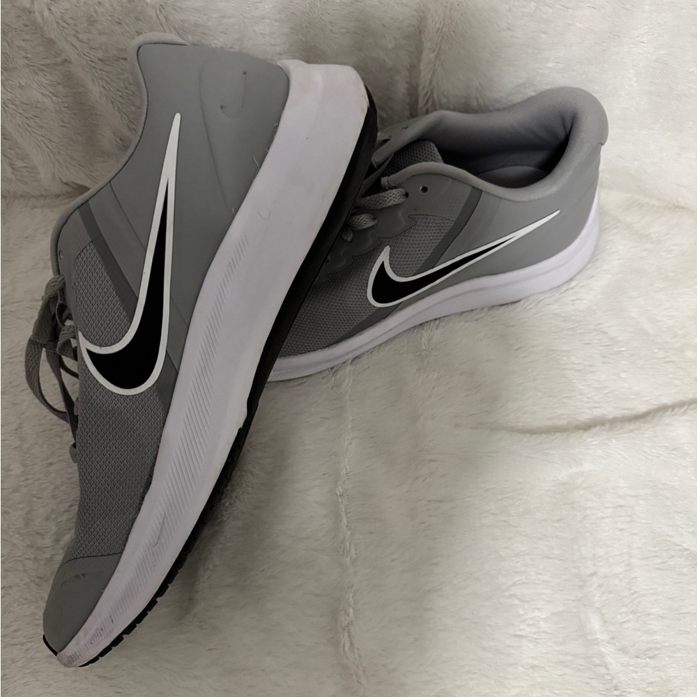 Nike Youth Star Runner. Gray and White Running Shoes